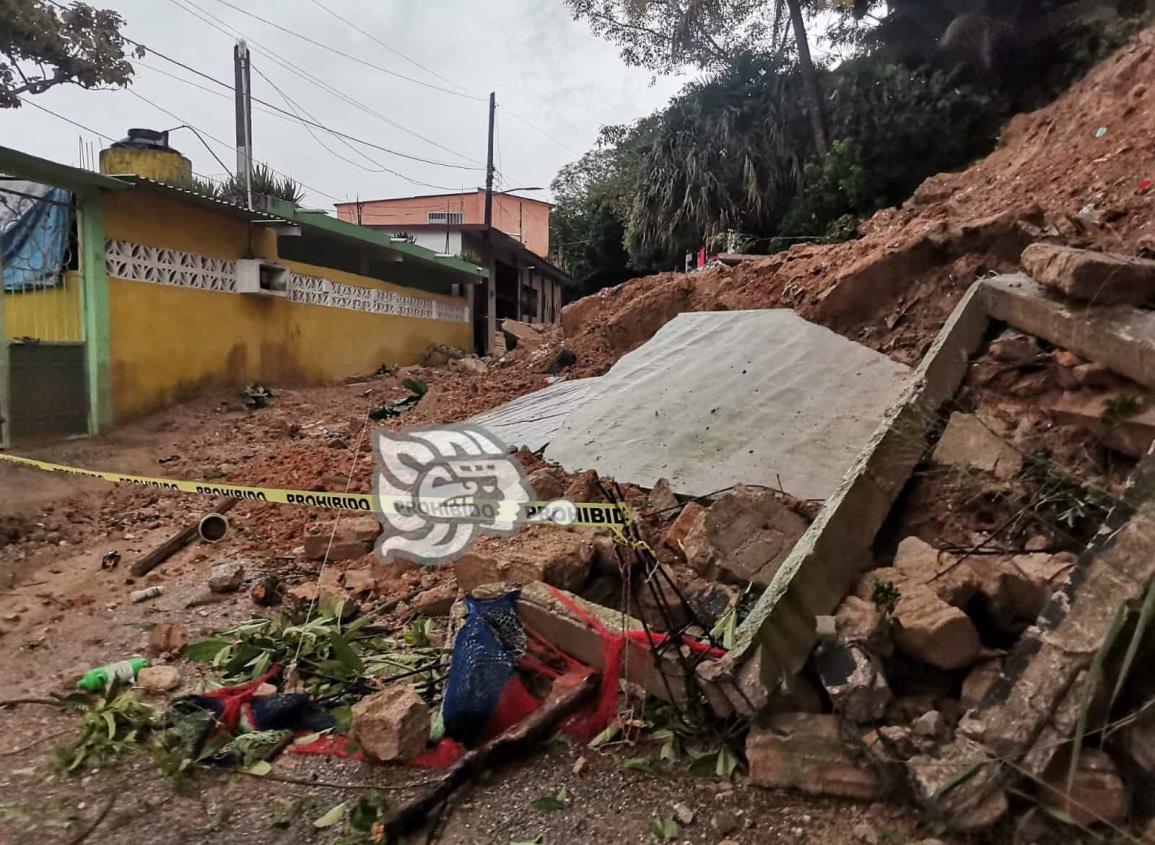 En Nanchital, se desgaja cerro y se desploma barda perimetral (+Video)