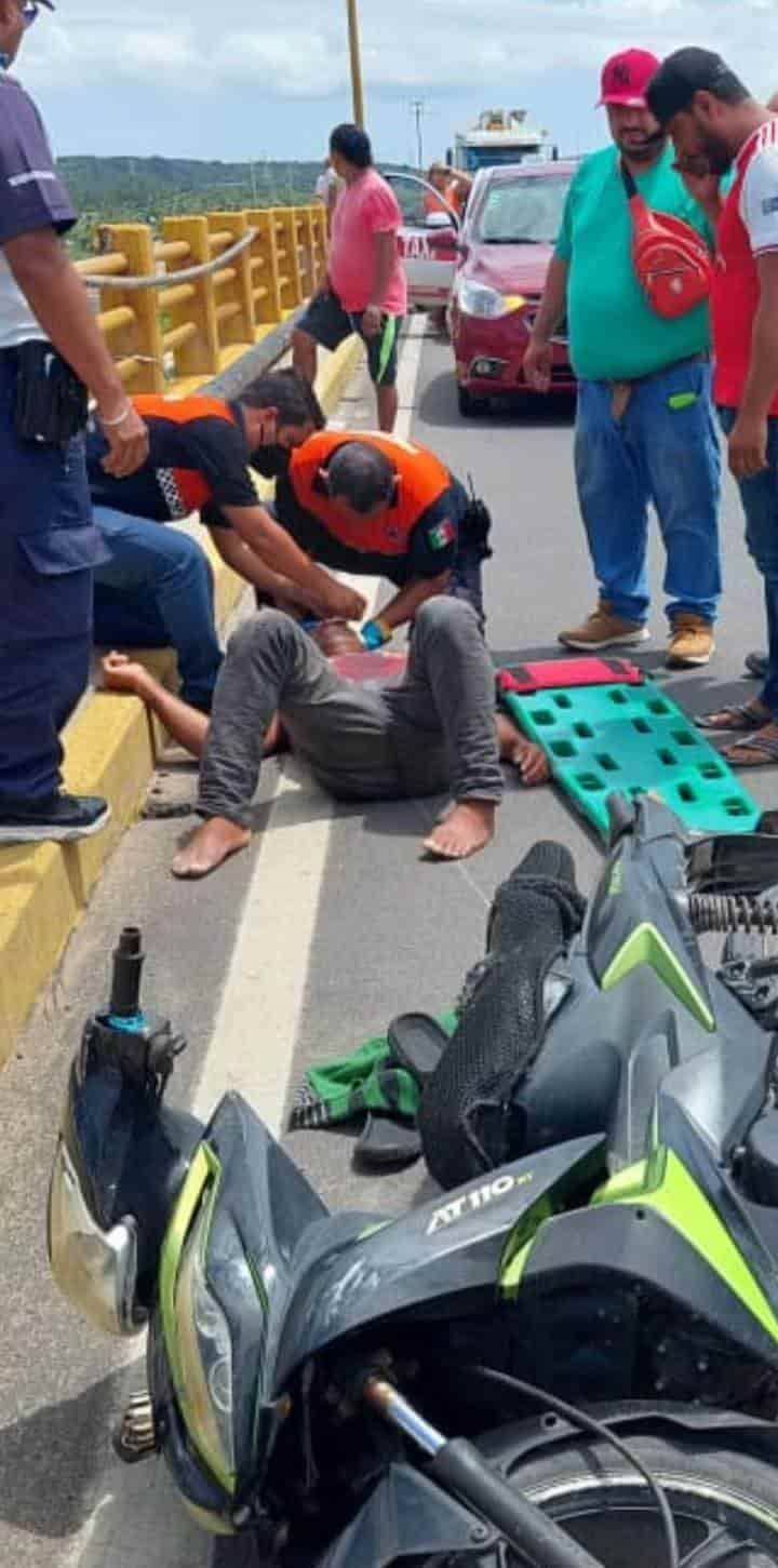 Pescador cae de su motocicleta al cruzar el puente de Alvarado