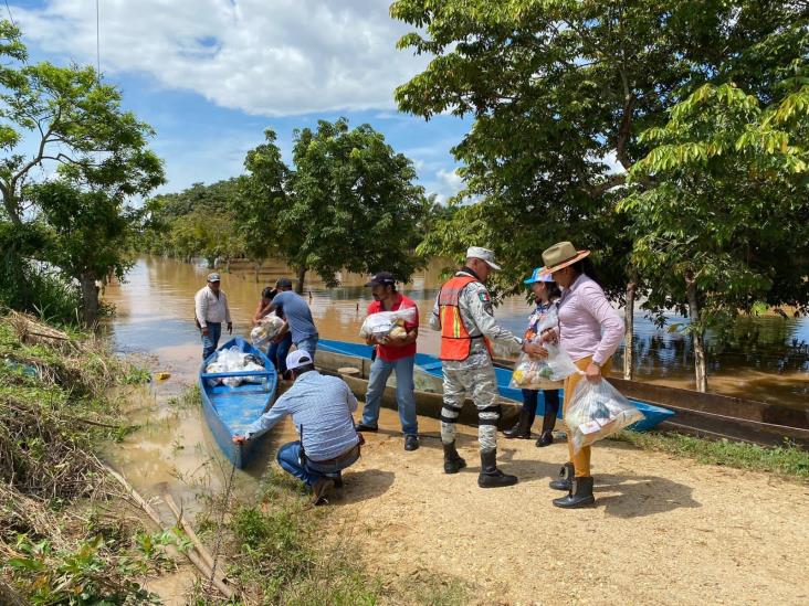 Entregan víveres a familias damnificadas en Hidalgotitlán