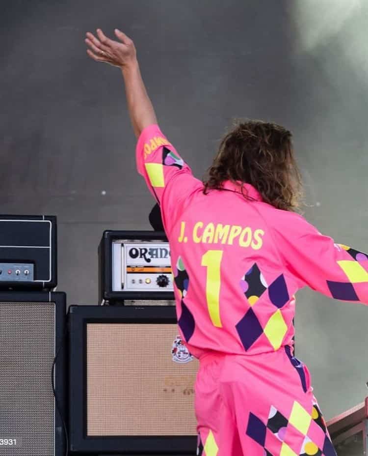 Guitarrista de IDLES luce uniforme de Jorge Campos en escenario