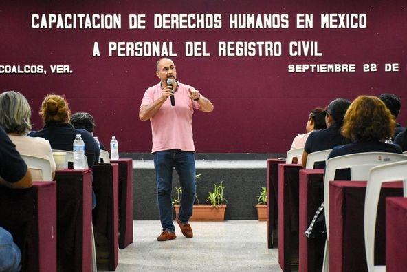 Capacitan a personal de Registro Civil de Coatzacoalcos en Derechos Humanos