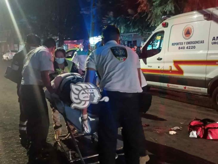 Xalapa: motociclista herido tras derrapar en avenida 28 de Agosto