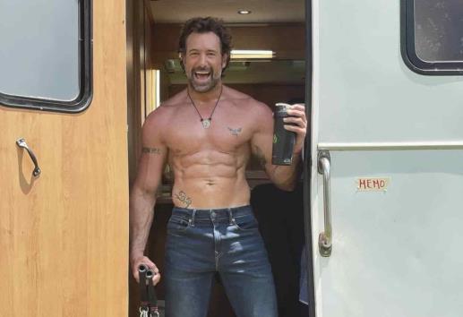 Gabriel Soto muestra su abdomen y causa furor en redes sociales