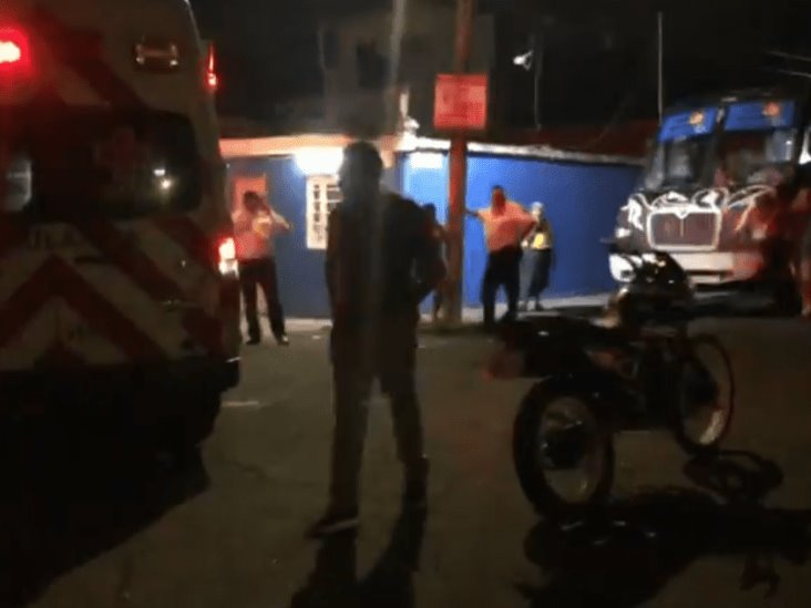 Video: Motociclista choca con automóvil y sale proyectado a la banqueta en Veracruz