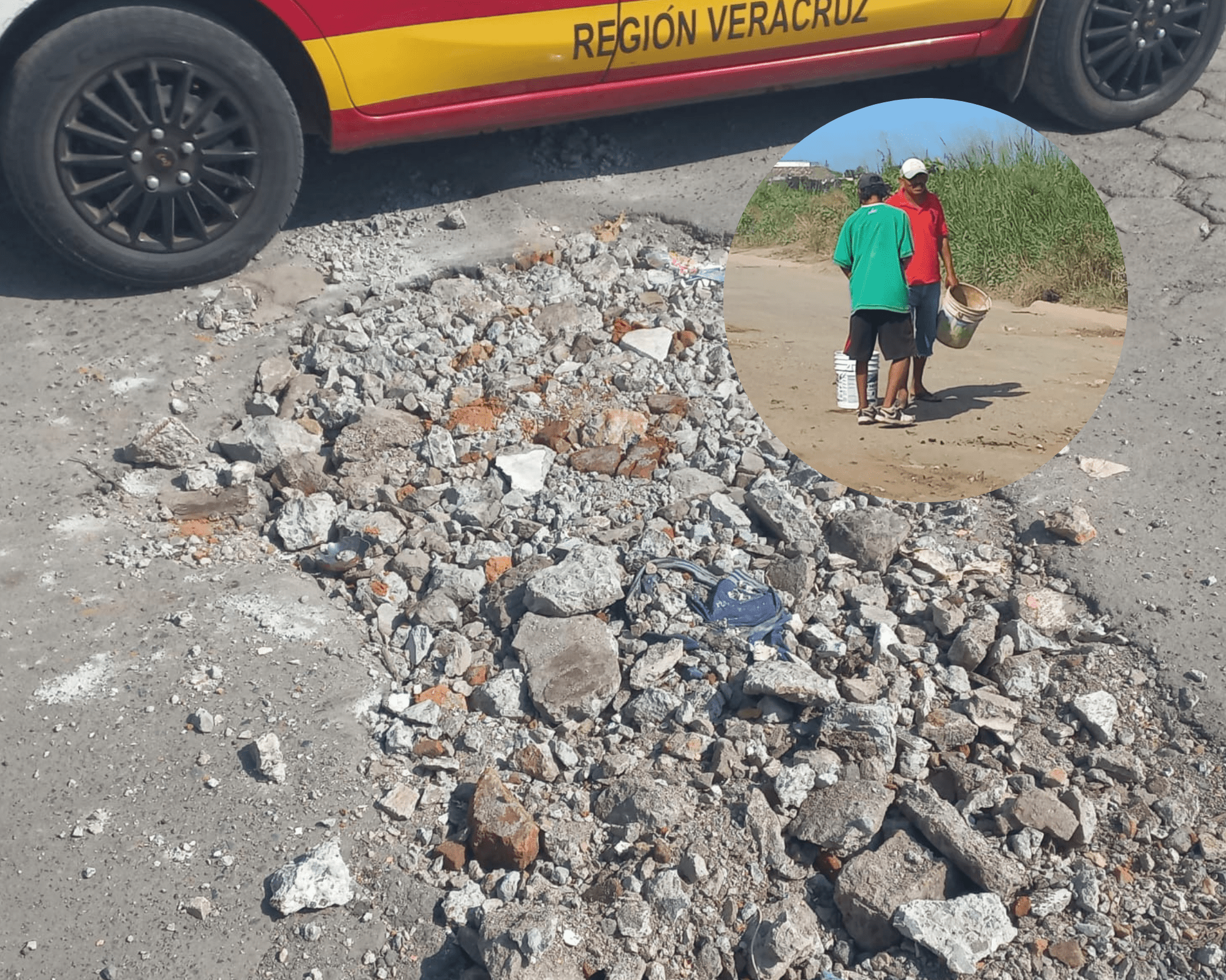 Cristóbal y Lucho rellenan con escombro enormes baches que se formaron en Lomas 4