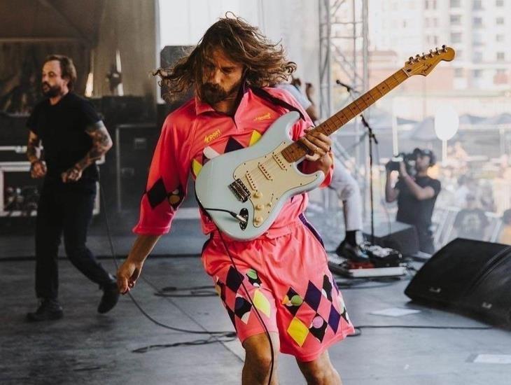 Guitarrista de IDLES luce uniforme de Jorge Campos en escenario