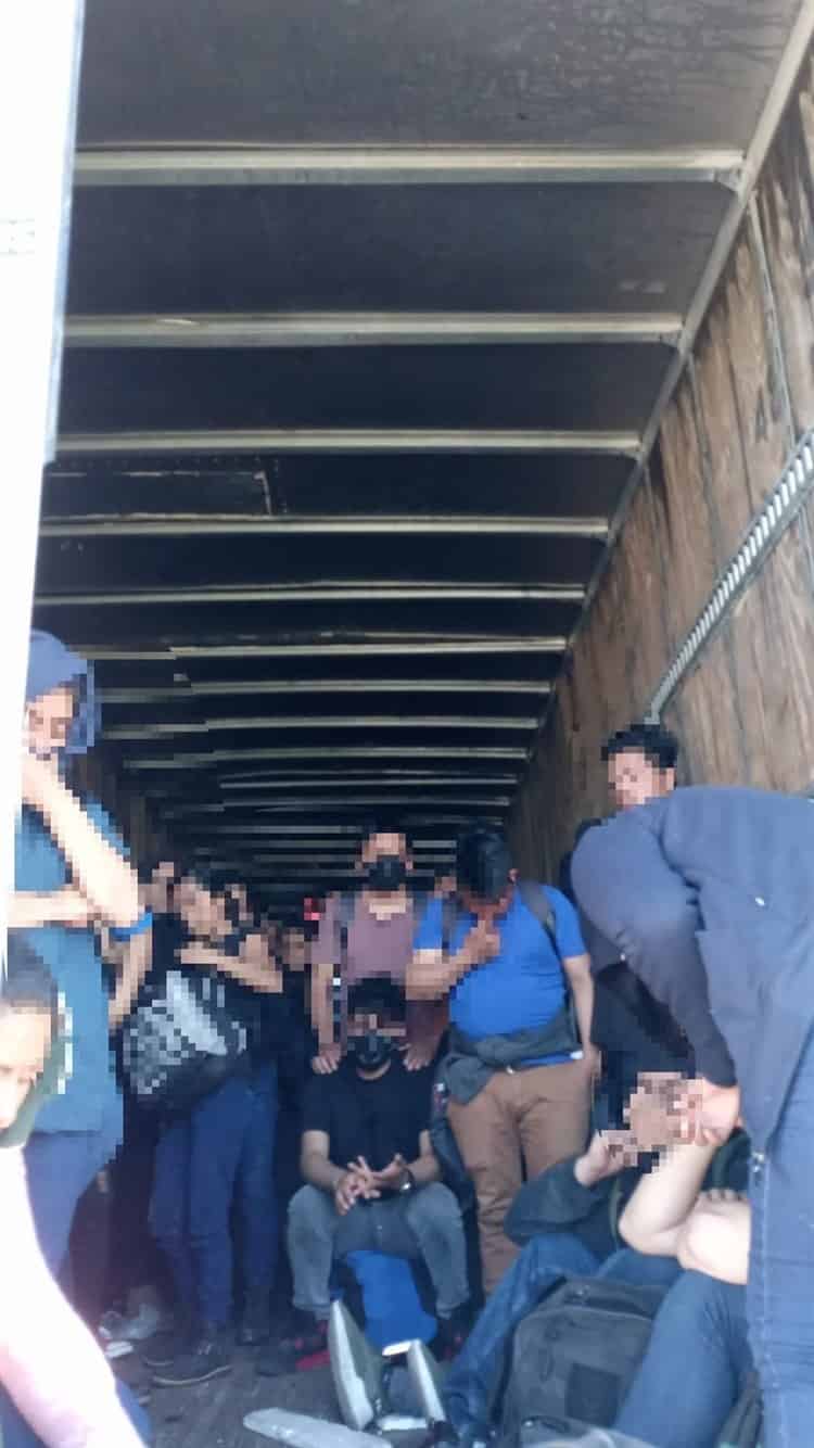 Rescatan a más de 100 migrantes hacinados en caja de tráiler en Nuevo León