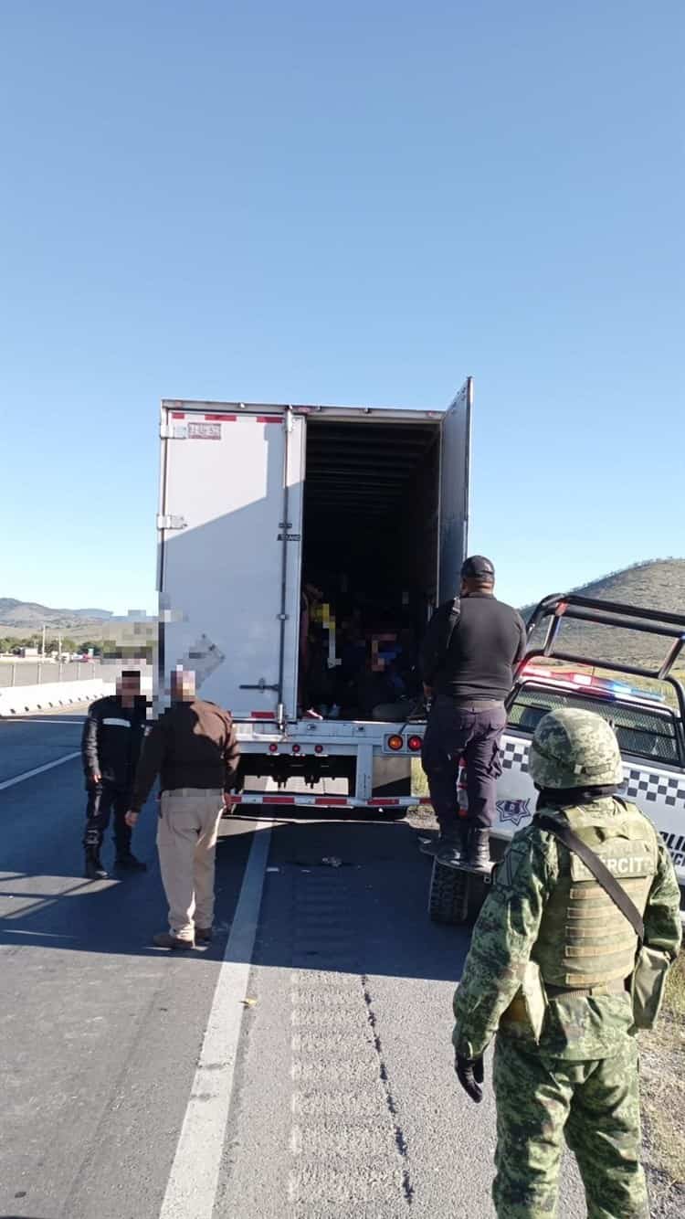 Rescatan a más de 100 migrantes hacinados en caja de tráiler en Nuevo León