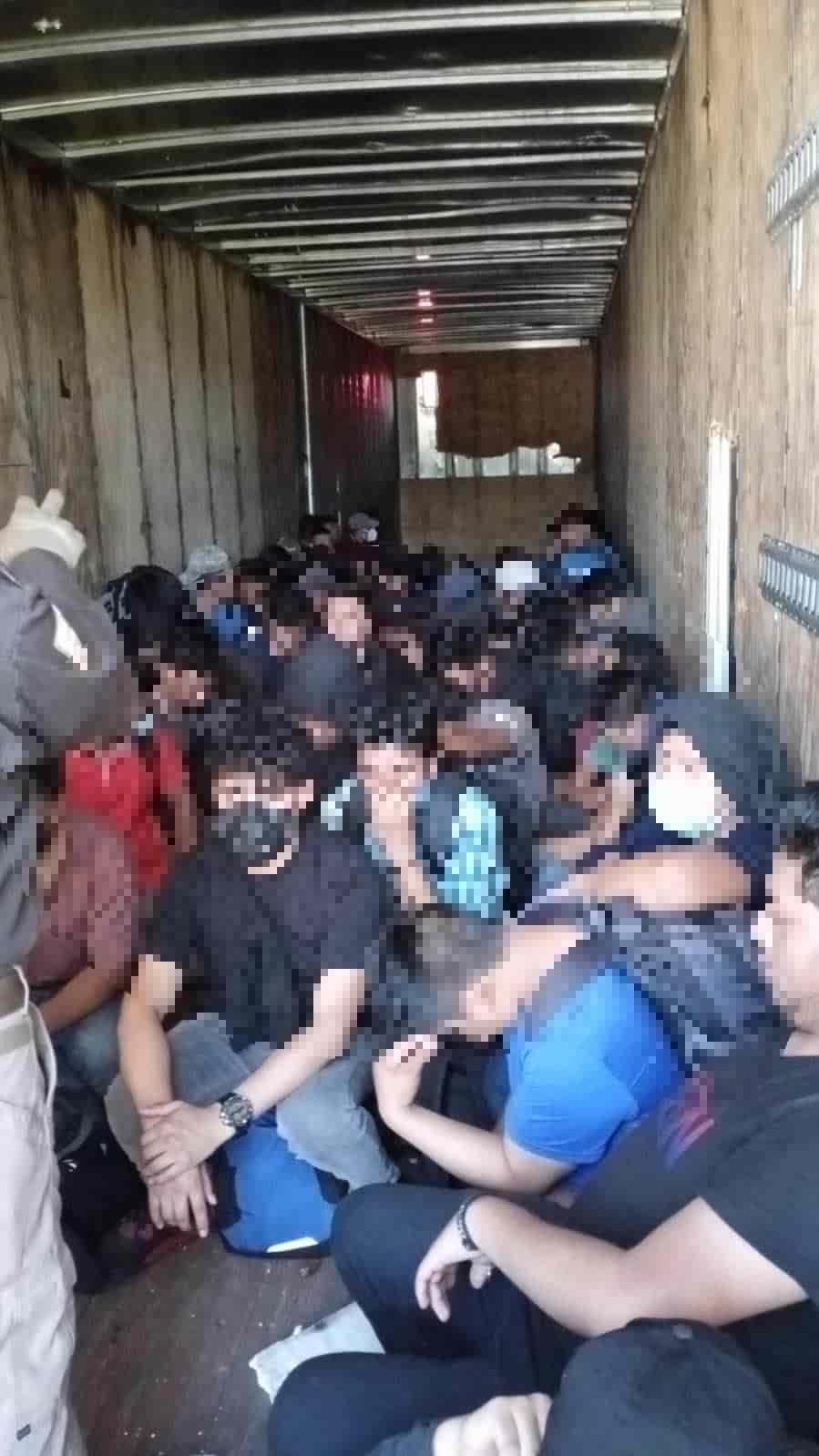 Rescatan a más de 100 migrantes hacinados en caja de tráiler en Nuevo León