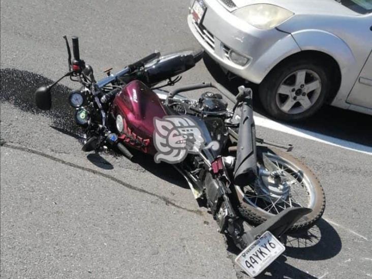 Motociclista terminó bajo otro auto en Orizaba; fue hospitalizado (+Video)