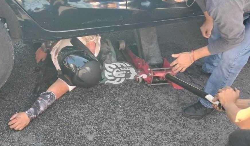 Motociclista terminó bajo otro auto en Orizaba; fue hospitalizado (+Video)