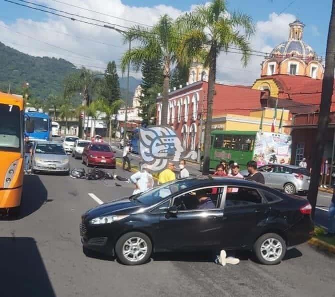 Motociclista terminó bajo otro auto en Orizaba; fue hospitalizado (+Video)