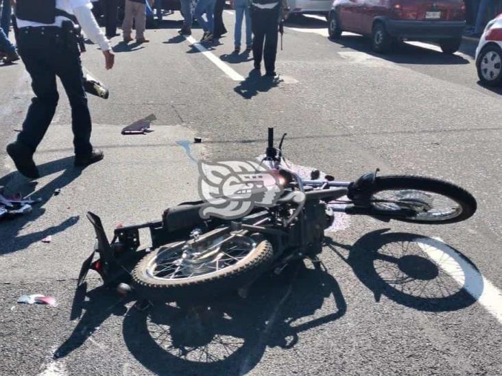 Motociclista terminó bajo otro auto en Orizaba; fue hospitalizado (+Video)