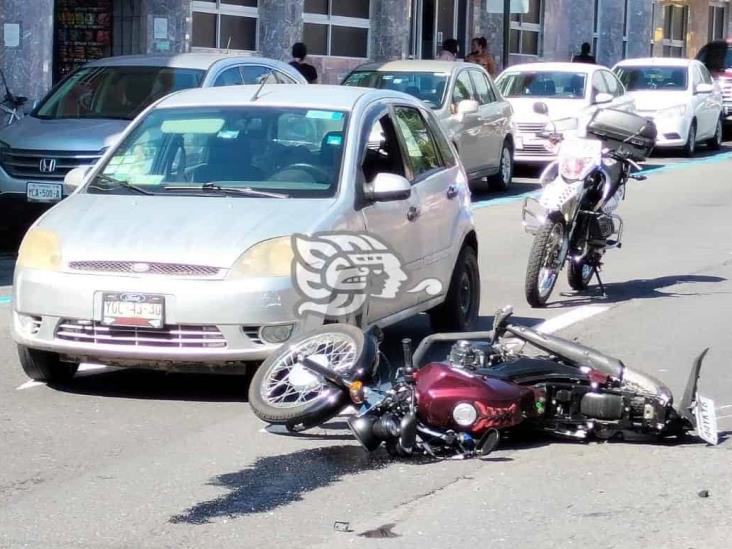 Motociclista terminó bajo otro auto en Orizaba; fue hospitalizado (+Video)