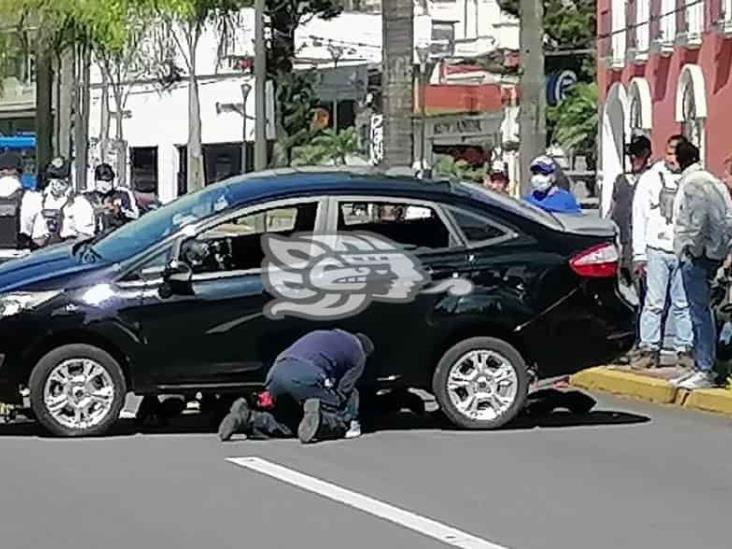 Motociclista terminó bajo otro auto en Orizaba; fue hospitalizado (+Video)