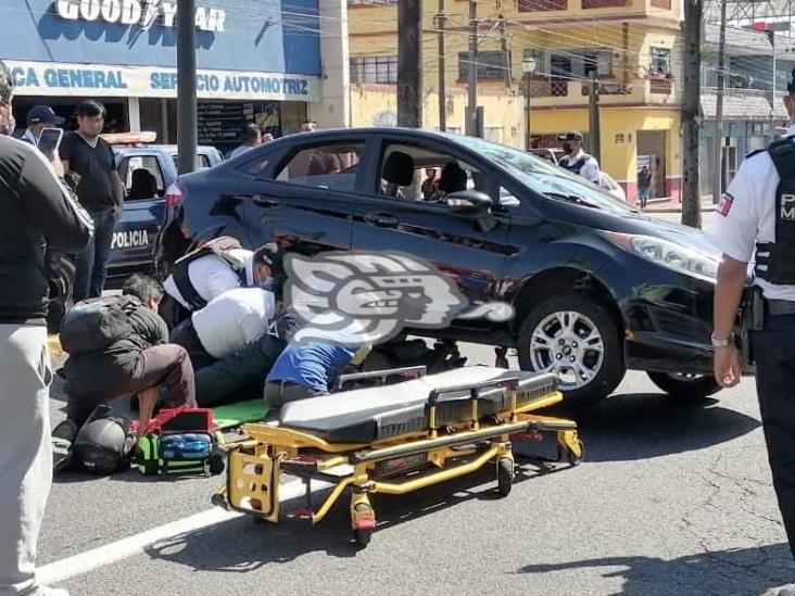 Motociclista terminó bajo otro auto en Orizaba; fue hospitalizado (+Video)