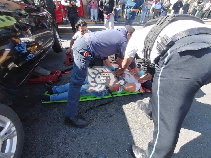 Motociclista terminó bajo otro auto en Orizaba; fue hospitalizado (+Video)