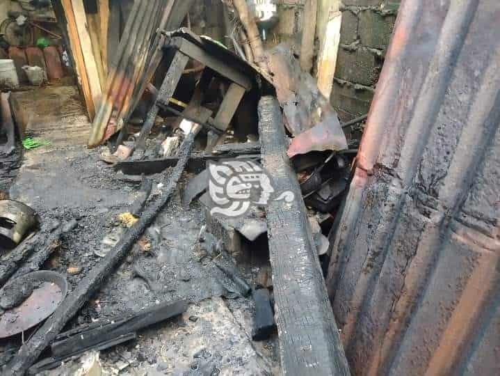 Incendio devasta vivienda en Nogales; abuelito queda en la orfandad