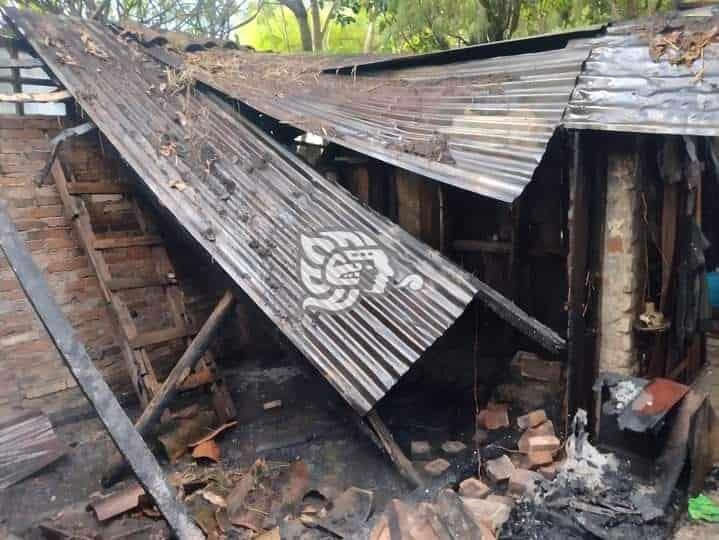 Incendio devasta vivienda en Nogales; abuelito queda en la orfandad