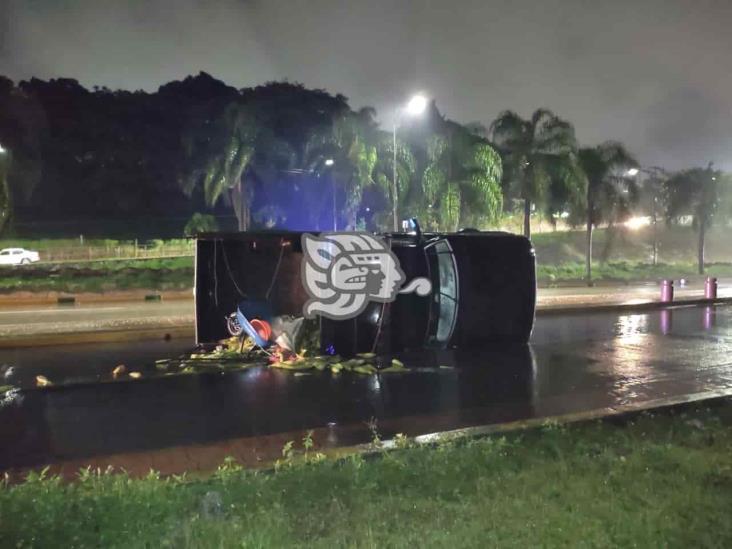 Vuelca camioneta sobre boulevard Tratados de Córdoba