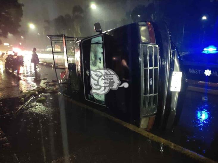 Vuelca camioneta sobre boulevard Tratados de Córdoba