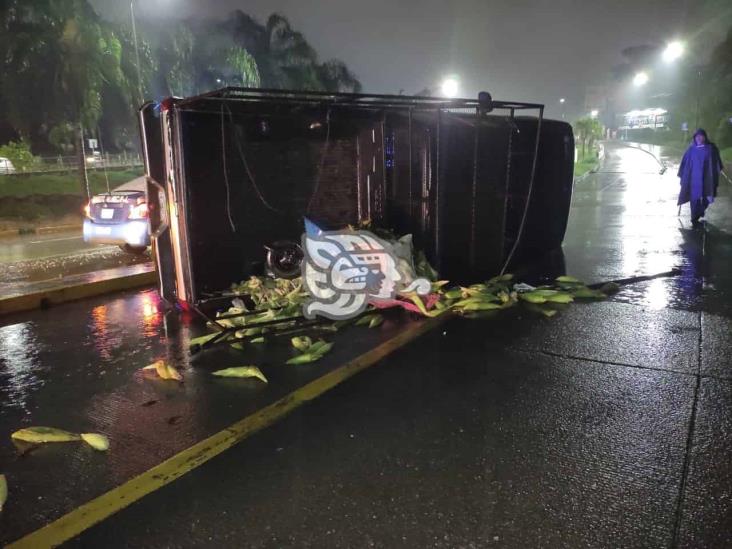 Vuelca camioneta sobre boulevard Tratados de Córdoba