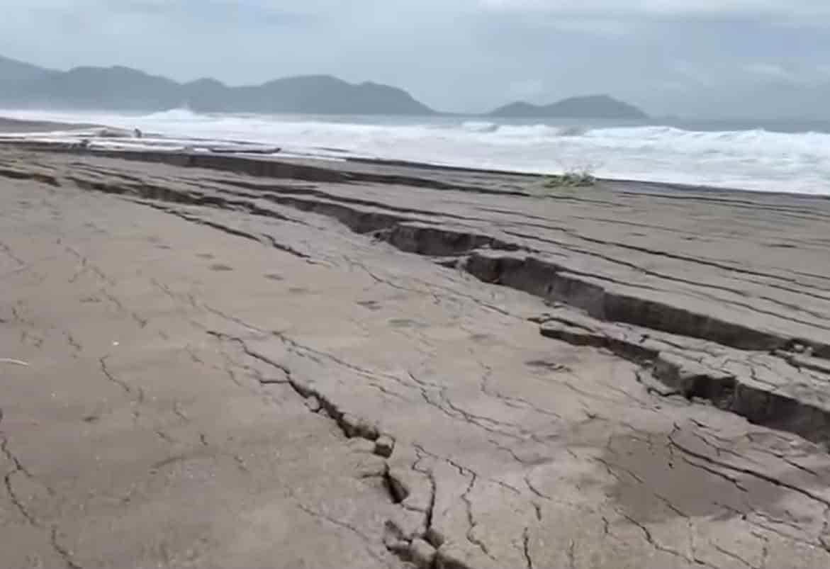 Playas de Michoacán ‘se parten’ tras sismo del 19 de septiembre (+Video)