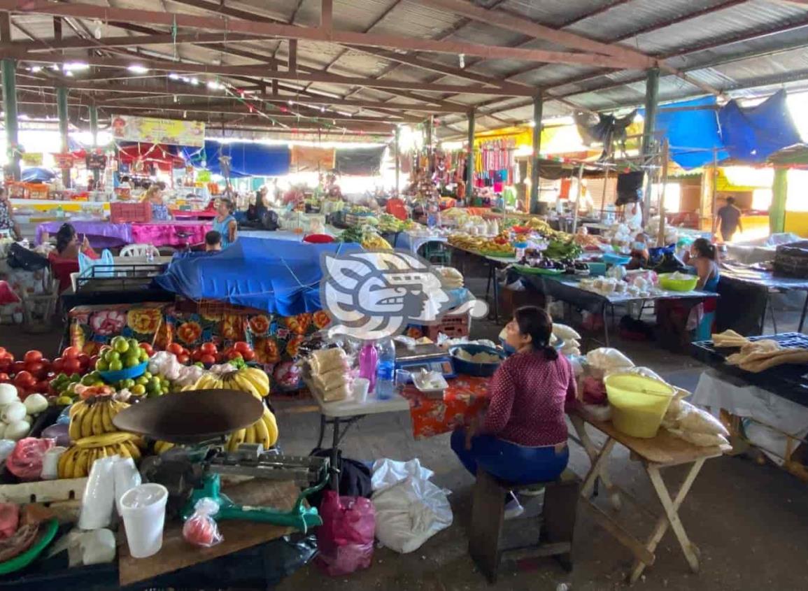 Con normalidad operan mercados en Minatitlán, pese a filtración del río (+Video)