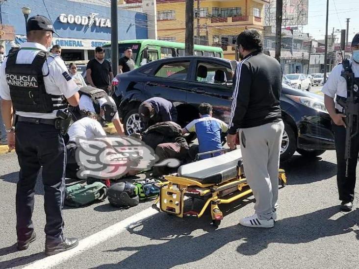 Motociclista terminó bajo otro auto en Orizaba; fue hospitalizado (+Video)