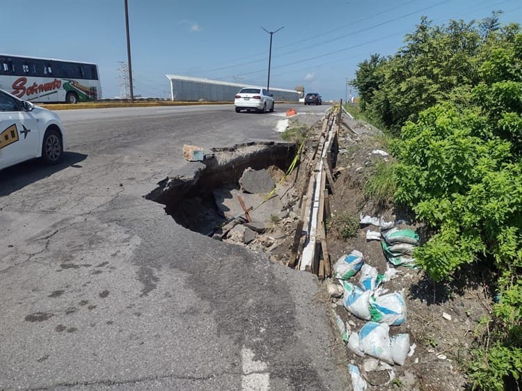 Se registra deslave en el distribuidor vial Cabeza Olmeca en Veracruz (+Video)