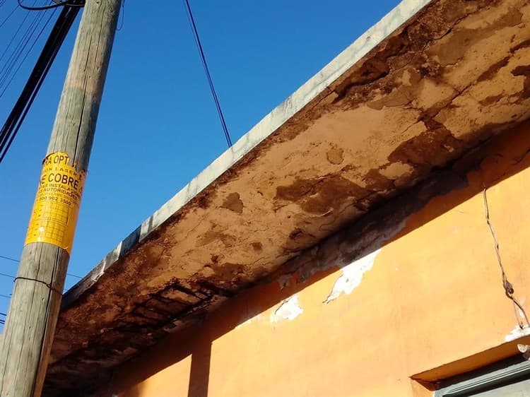 Colonos en Boca del Río afectados por vivienda en completo abandono, se cae a pedazos