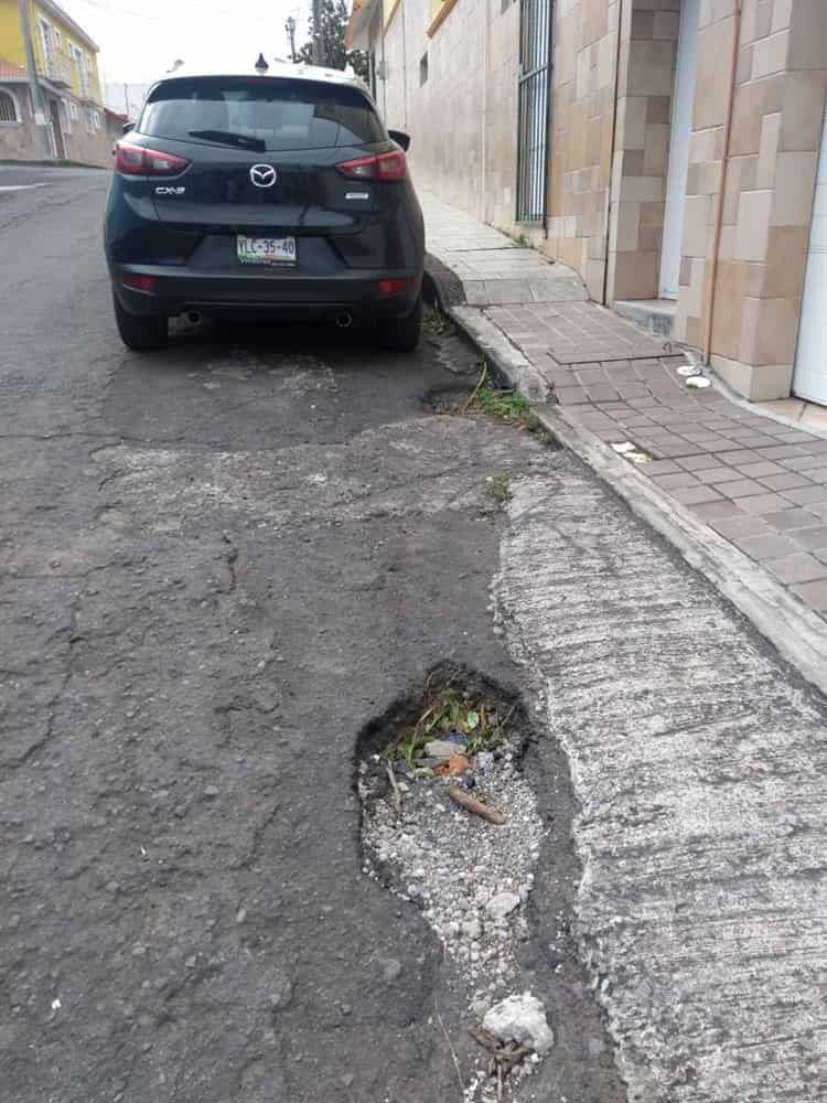 Denuncian baches en colonia de Veracruz; temen a que se conviertan en socavones