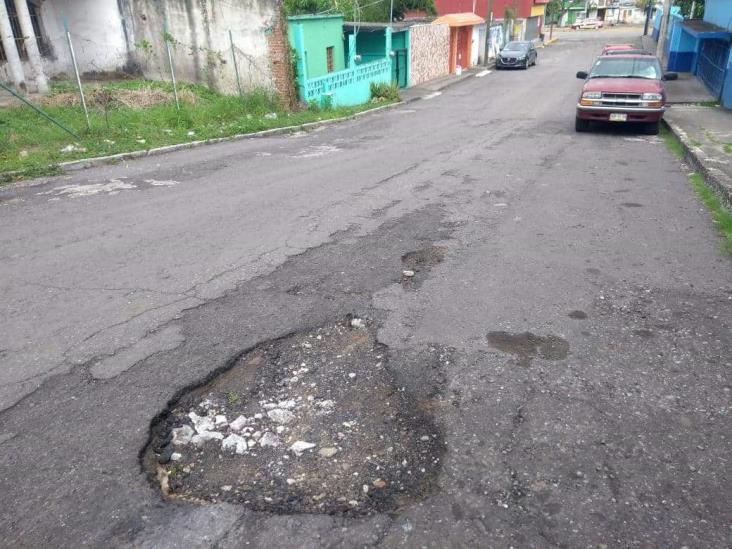 Denuncian baches en colonia de Veracruz; temen a que se conviertan en socavones