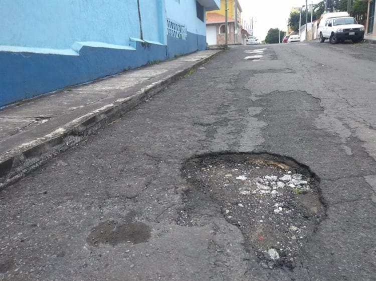 Denuncian baches en colonia de Veracruz; temen a que se conviertan en socavones