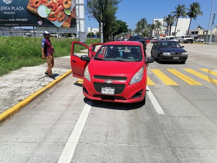 Conductor choca con otra unidad que frenó para no pasarse el alto en Costa de Oro