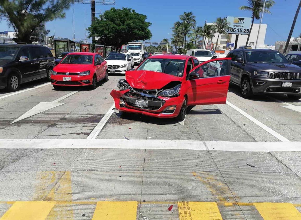 Conductor choca con otra unidad que frenó para no pasarse el alto en Costa de Oro