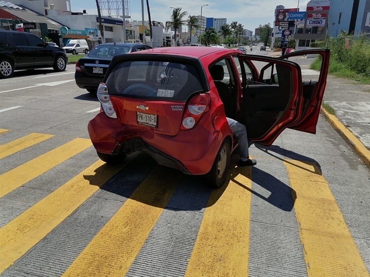 Conductor choca con otra unidad que frenó para no pasarse el alto en Costa de Oro