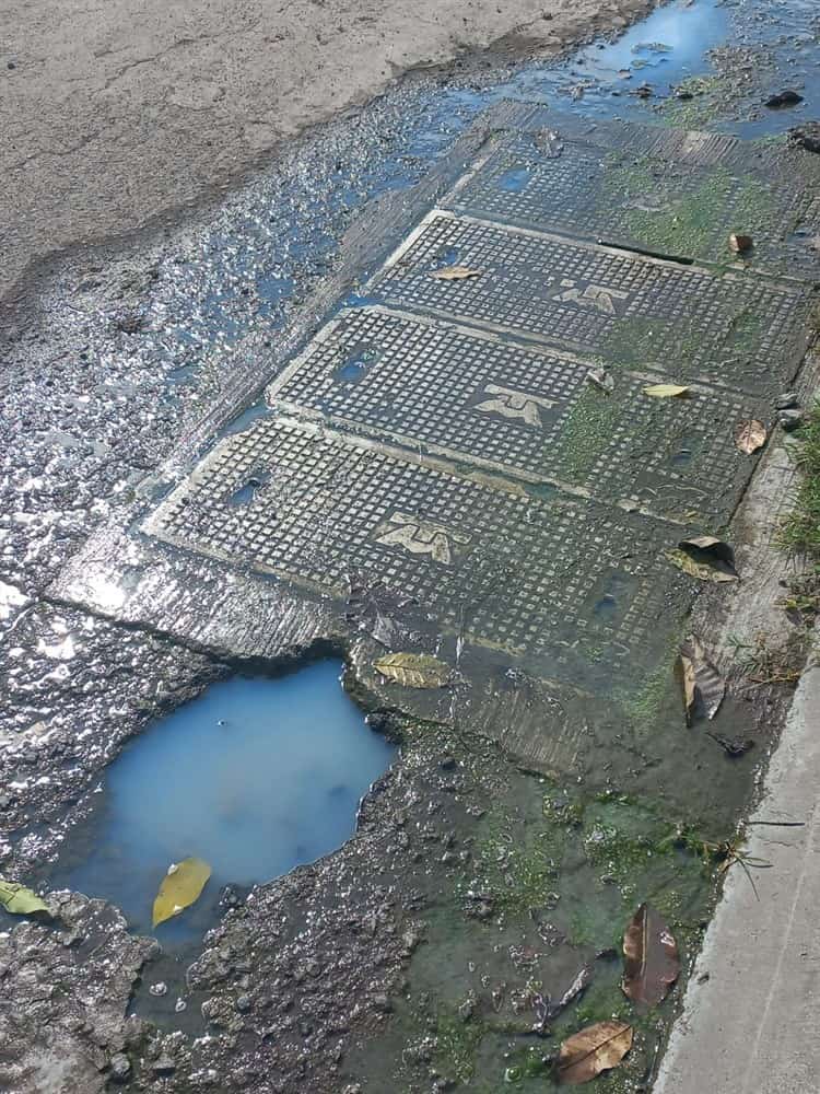 Registros en mal estado y calles intransitables, así viven en Lomas 4 en Veracruz