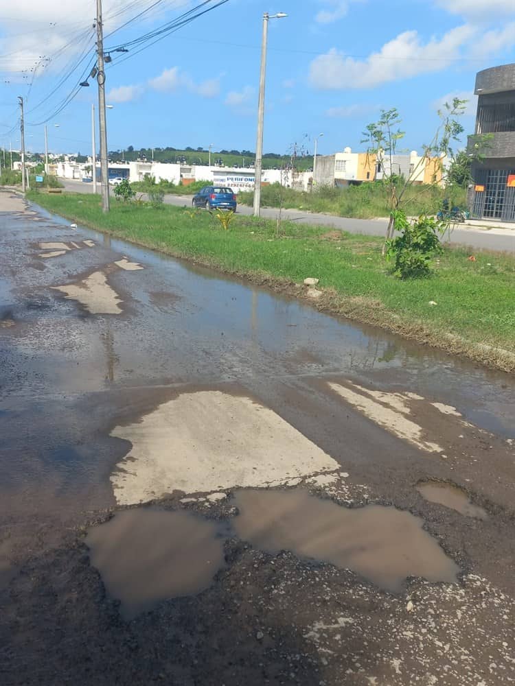 Registros en mal estado y calles intransitables, así viven en Lomas 4 en Veracruz