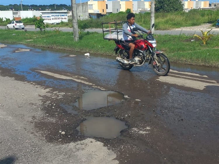 Registros en mal estado y calles intransitables, así viven en Lomas 4 en Veracruz