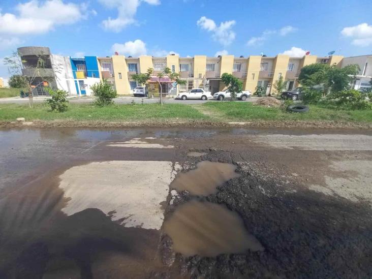 Registros en mal estado y calles intransitables, así viven en Lomas 4 en Veracruz