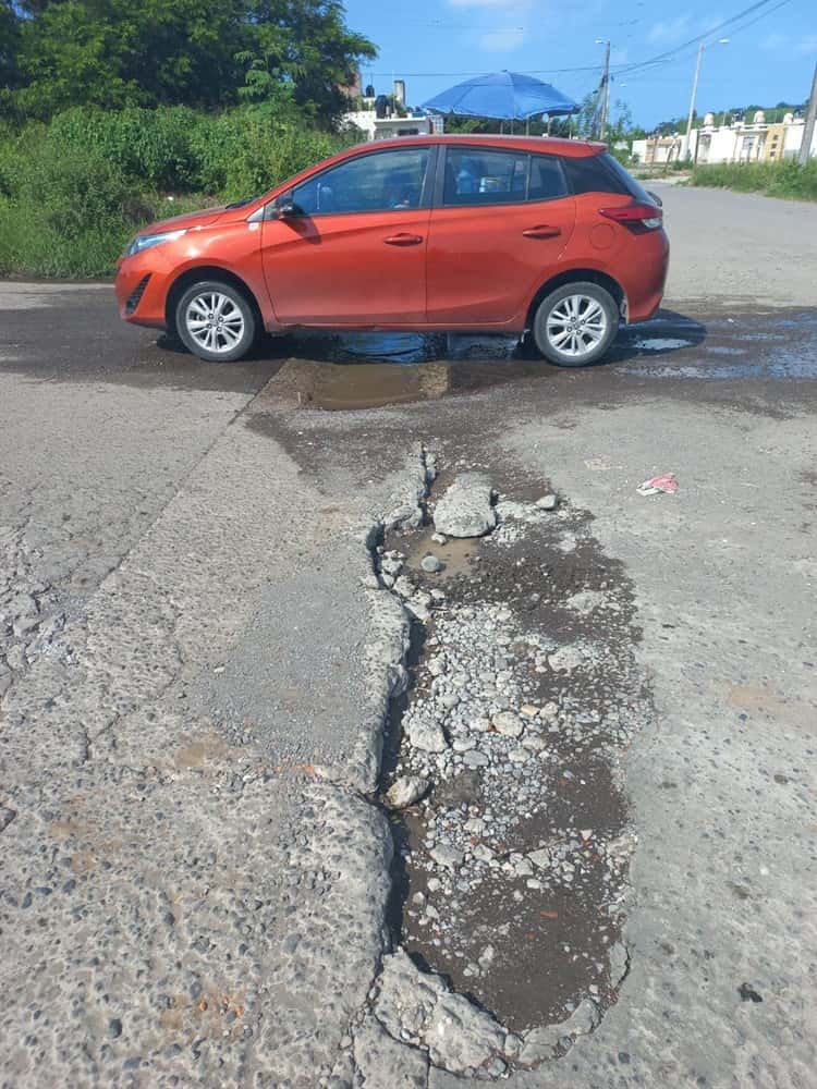 Registros en mal estado y calles intransitables, así viven en Lomas 4 en Veracruz