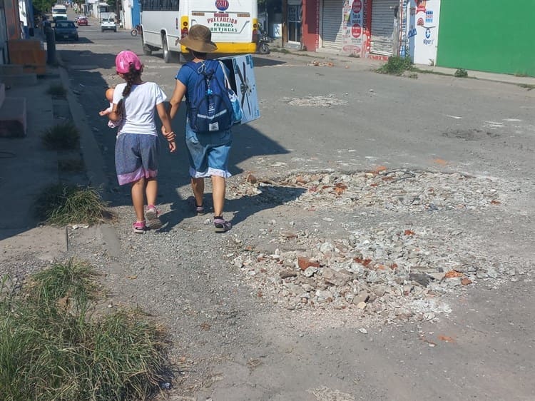 Registros en mal estado y calles intransitables, así viven en Lomas 4 en Veracruz