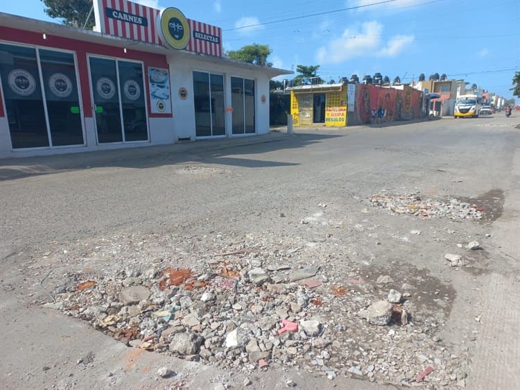Registros en mal estado y calles intransitables, así viven en Lomas 4 en Veracruz