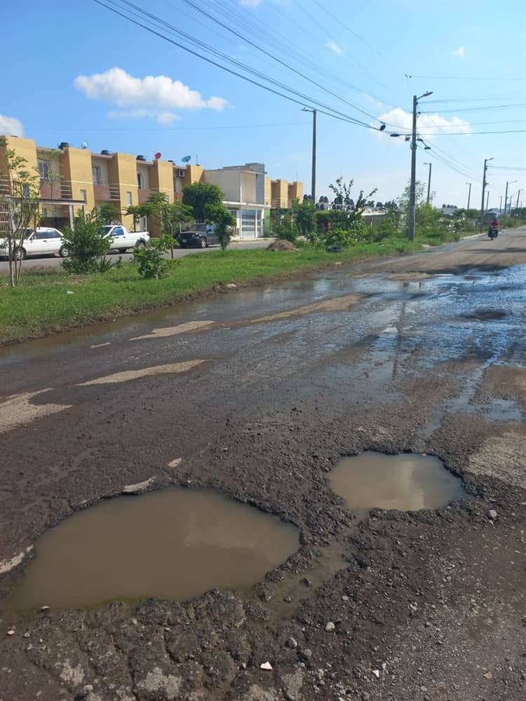 Registros en mal estado y calles intransitables, así viven en Lomas 4 en Veracruz