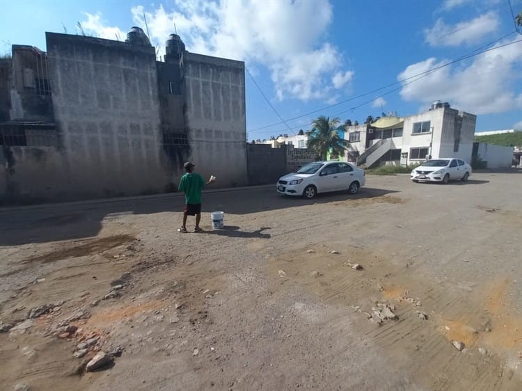 Cristóbal y Lucho rellenan con escombro enormes baches que se formaron en Lomas 4