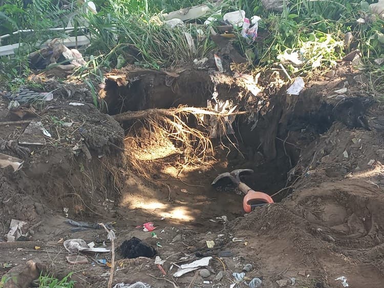 Cristóbal y Lucho rellenan con escombro enormes baches que se formaron en Lomas 4