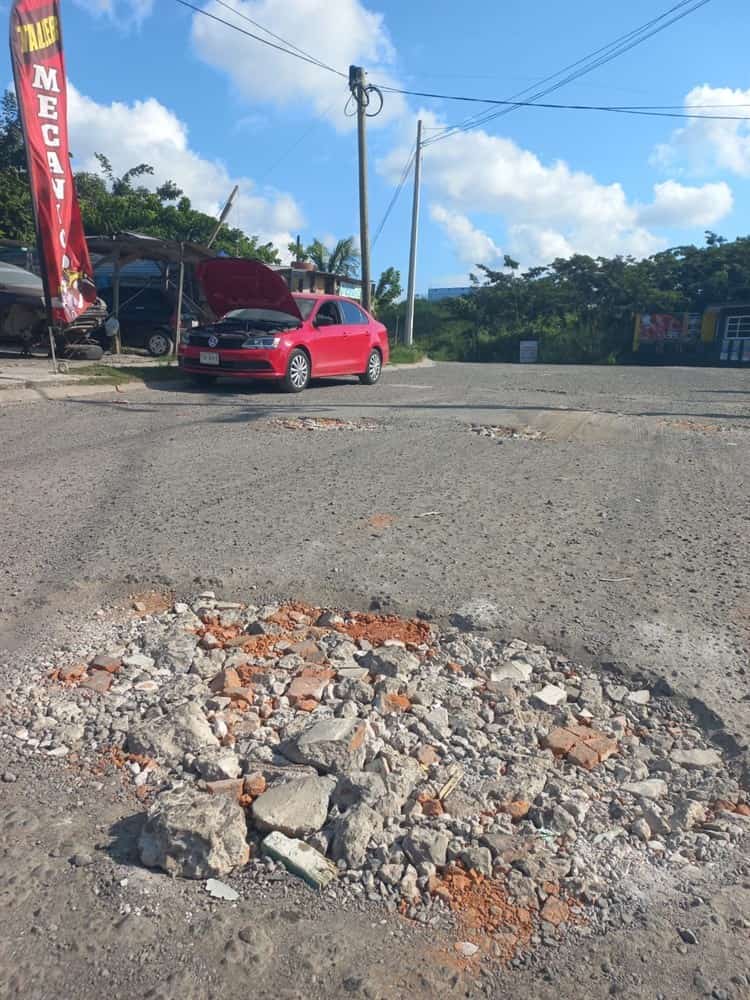 Baches y socavones destruyen vehículos de veracruzanos