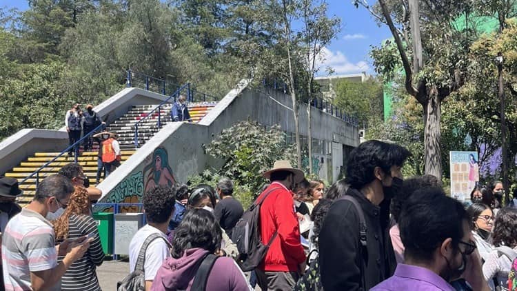 Desalojan a estudiantes de la UNAM tras amenaza de bomba