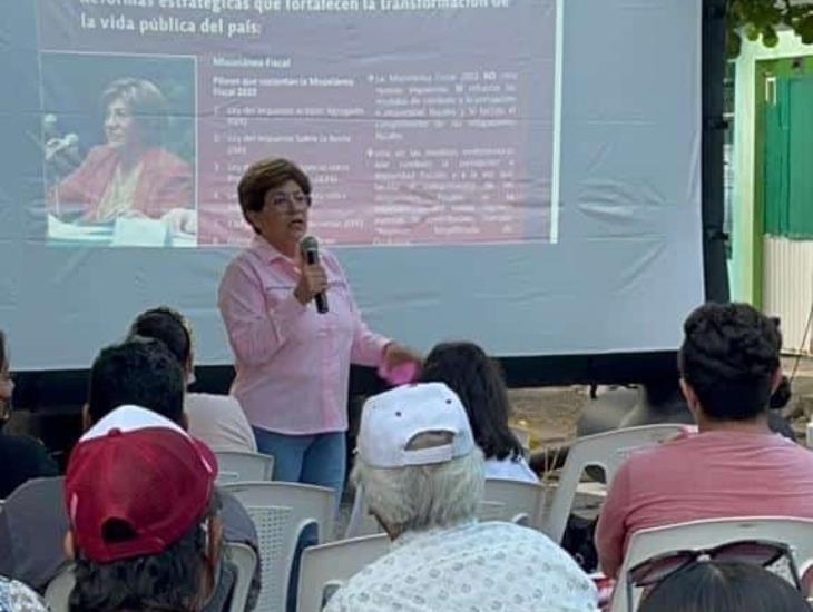 Hernández Espejo da informe legislativo en colonia de Veracruz